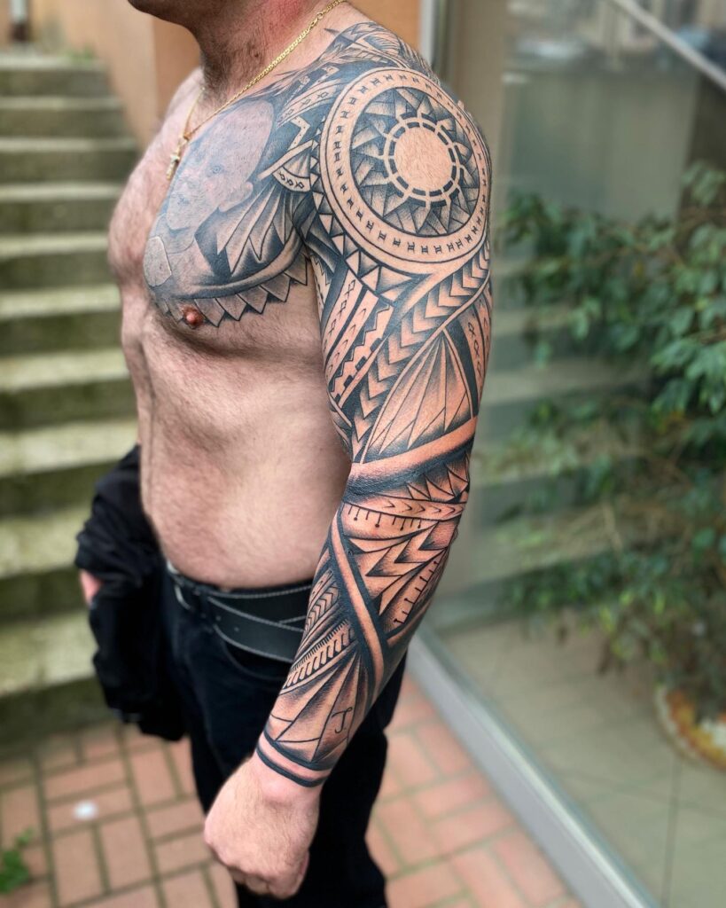 Tatuaz geometryczny rękaw