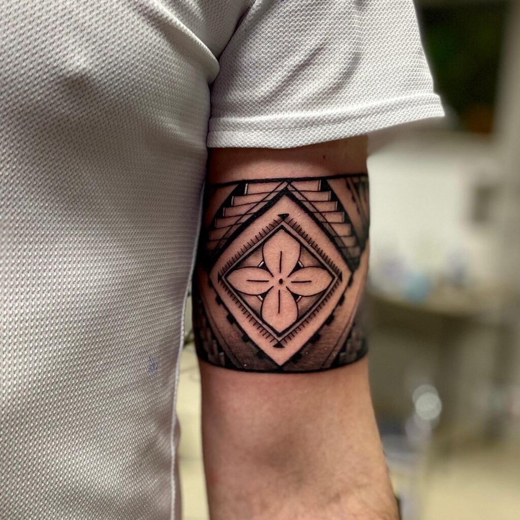 tatyaż geometryczny na bicepsie