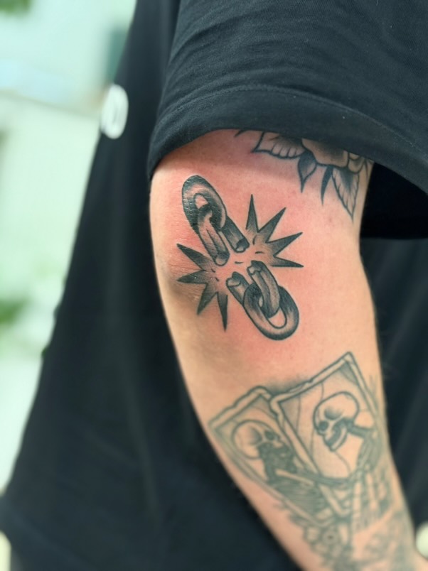 Tatuaż tradycyjny oldschool łokieć