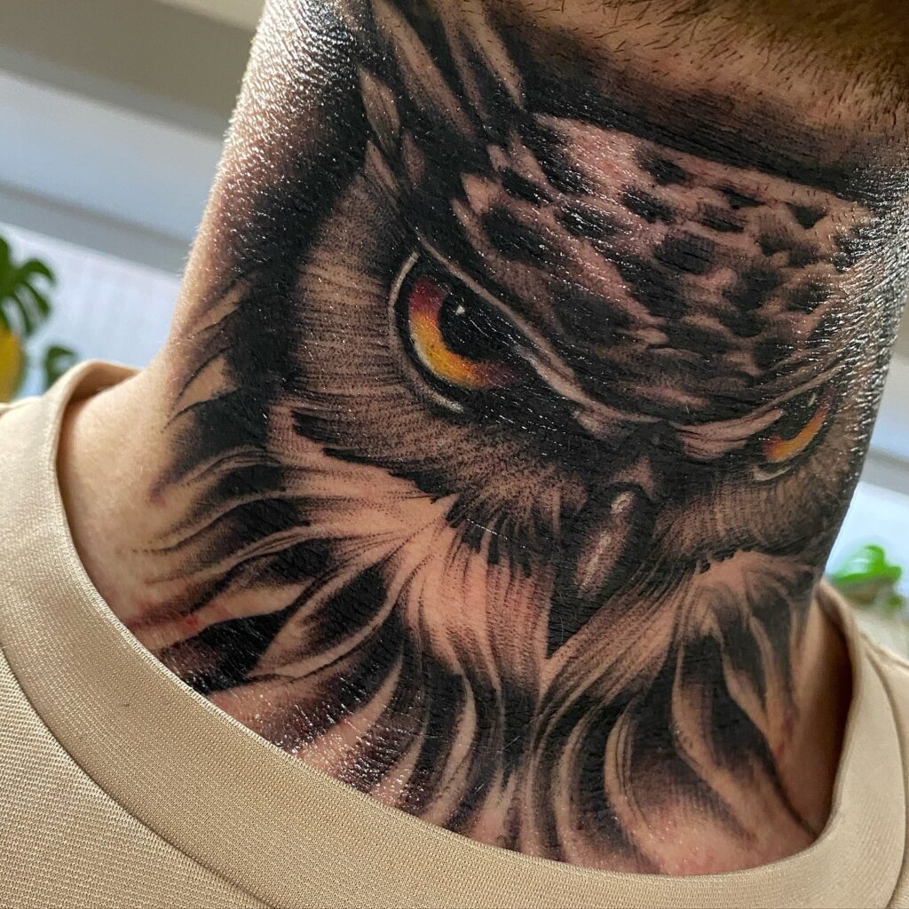 Tatuaż realistyczny na szyi sowa