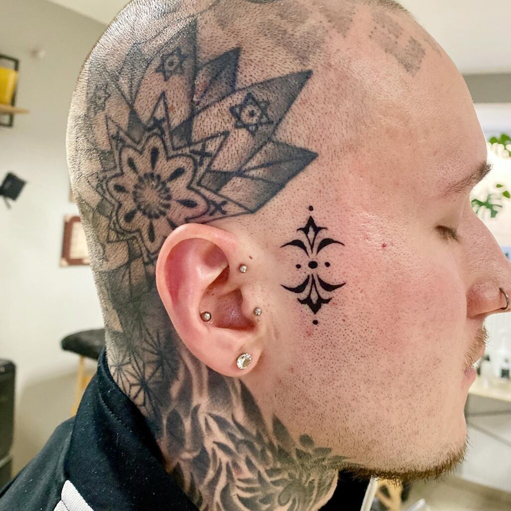 tatuaż geometryczny na głowie