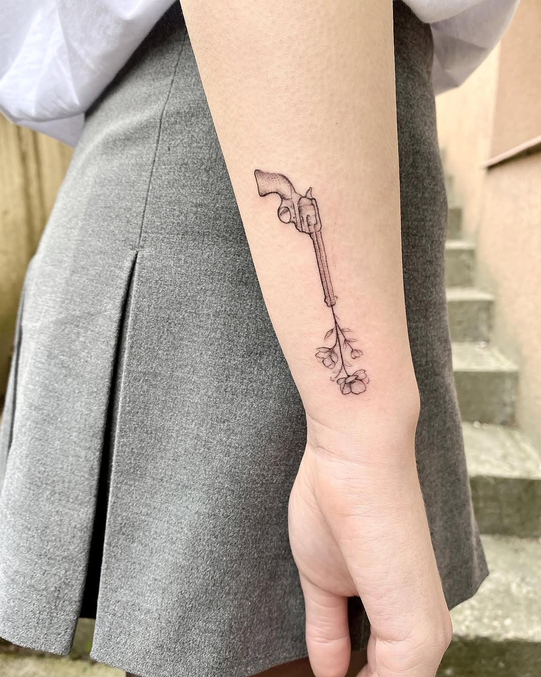 tatuaz nadgarstek pistolet