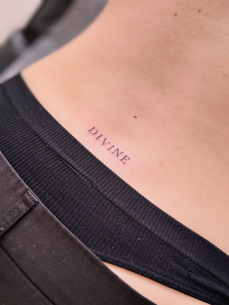 tatuaż napis divine
