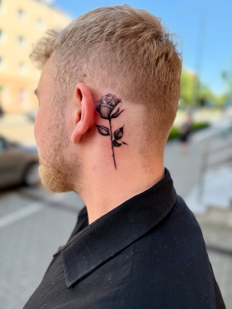 meski tatuaz na szyi